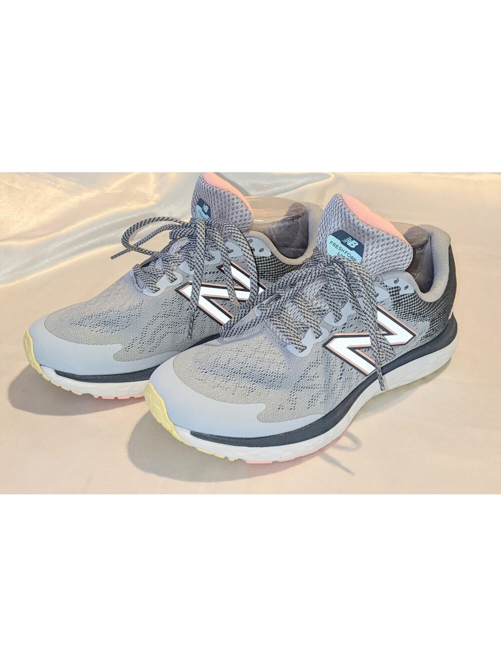 New Balance Womens W680LG7 Wide Lace Up Running Shoes Gray Combo Size 9.5 D EUC